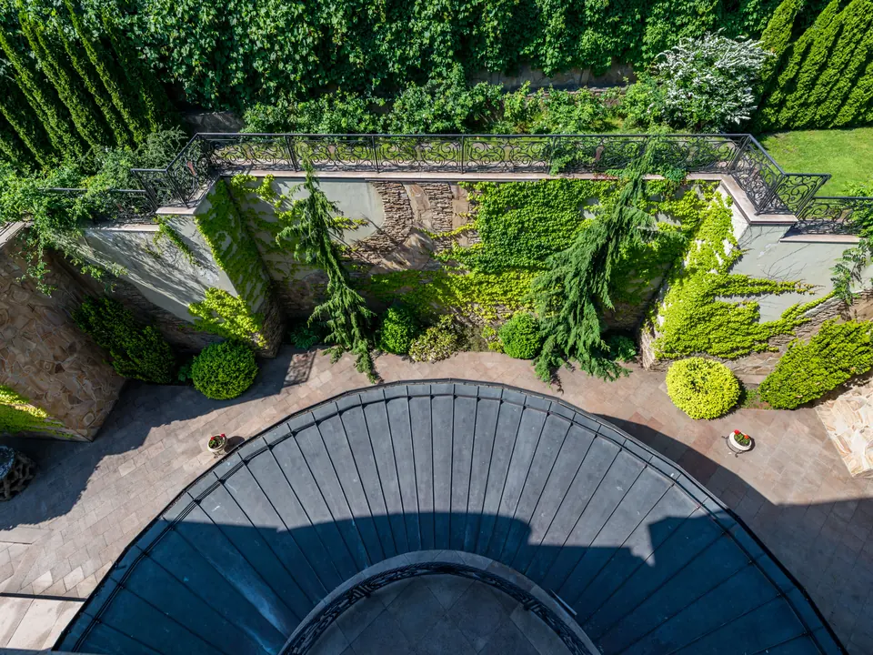 Blick von oben auf eine gestaltete Gartenanlage mit unterschiedlichen Materialien.